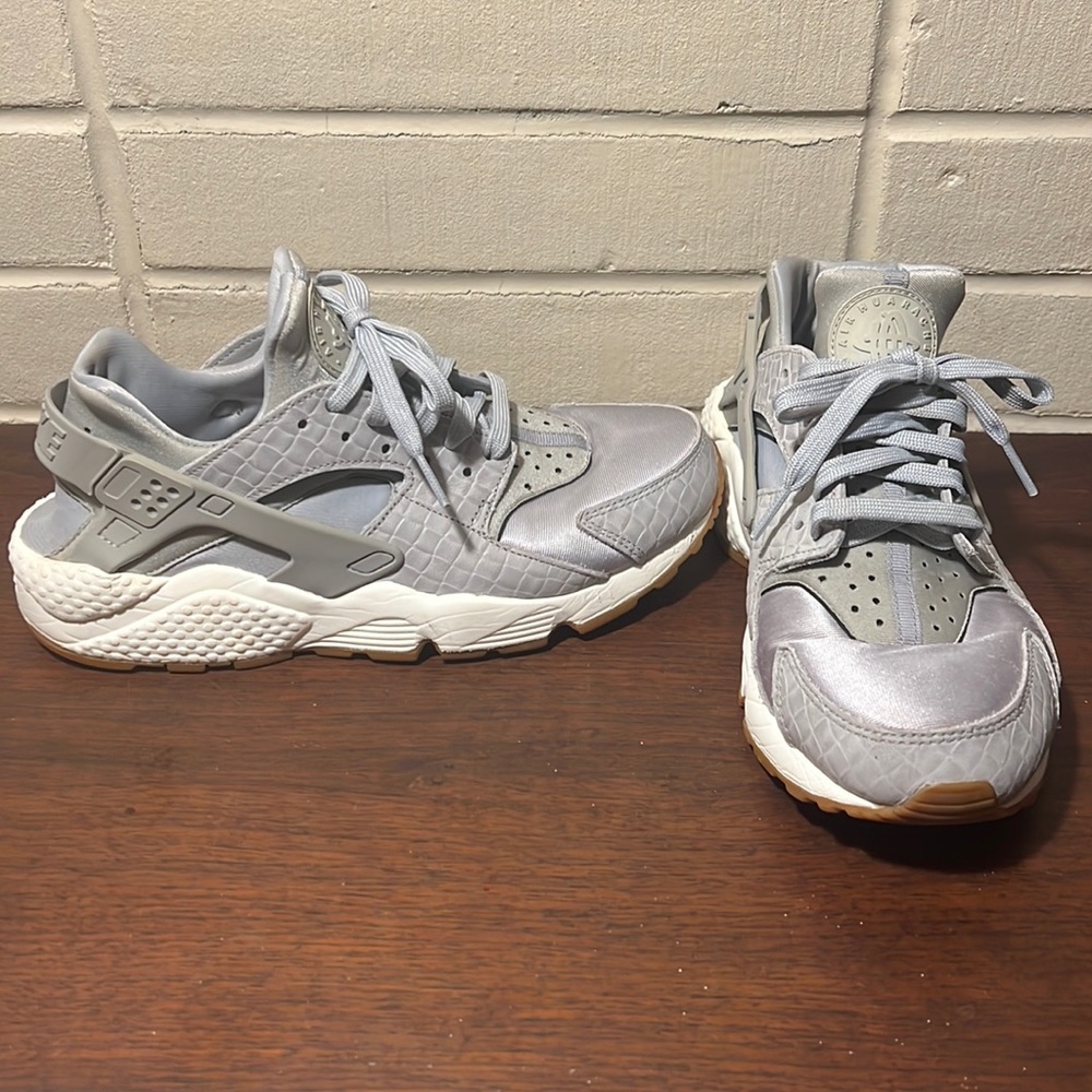 Nike Women's Huarache Shoes size 9